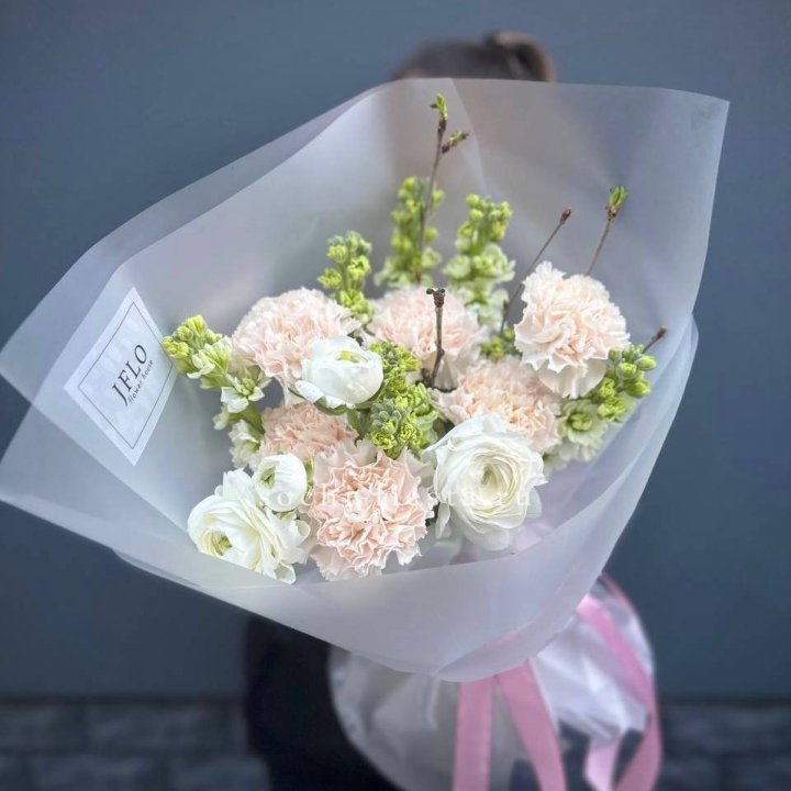 Букет маттиолы и ранункулюсов  в Калининграде