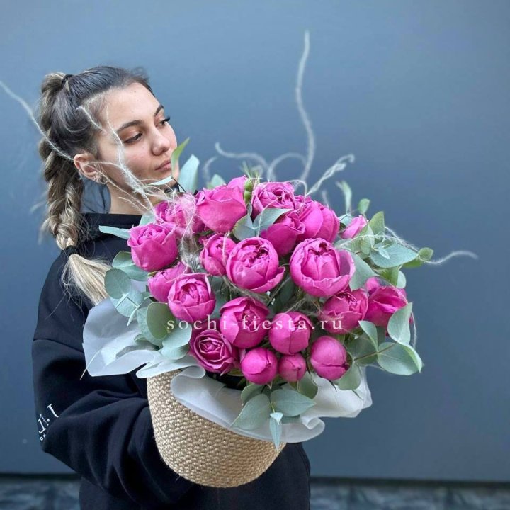 Пионовидные розы  в джутовом кашпо  в Калининграде