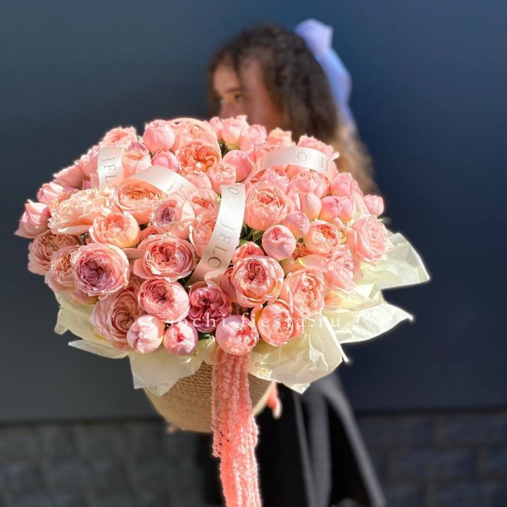 Кустовые розы Джульетта в джутовом кашпо в Калининграде