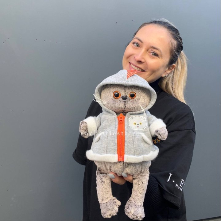 Кот Басик в толстовке в Калининграде