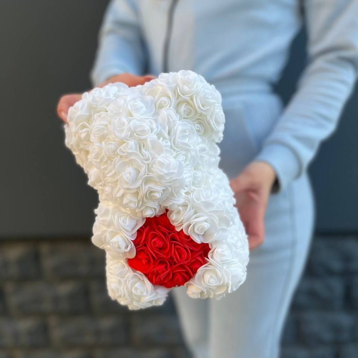 Медведь с красным седцем в Калининграде