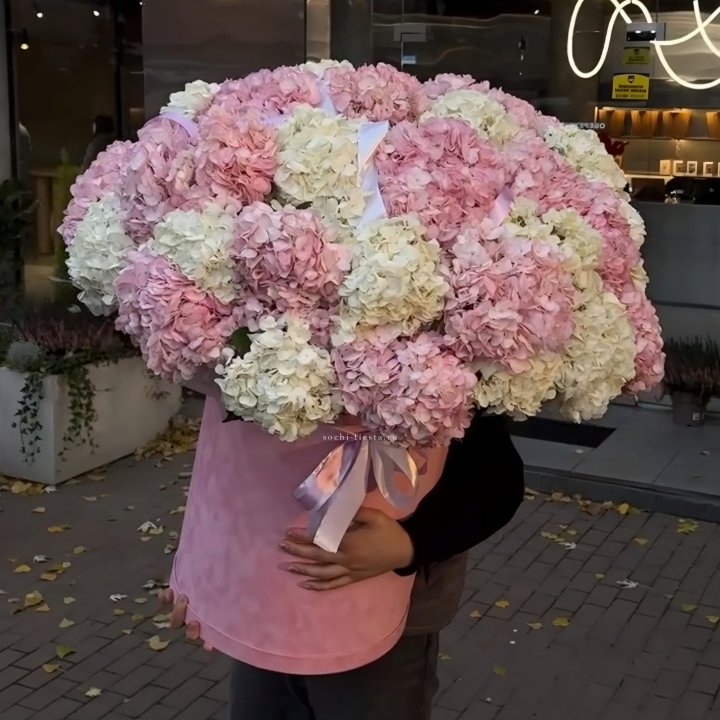 Дизайнерский цилиндр с гортензиями  в Калининграде