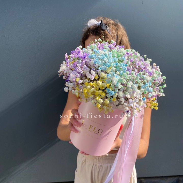 Радужные гипсофилы в шляпной коробке в Калининграде