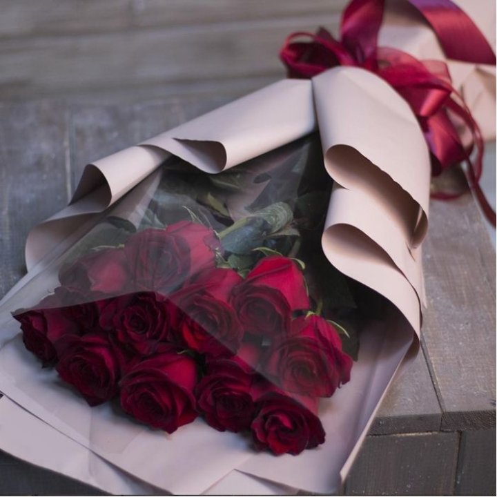 11 голландских роз в оформлении в Калининграде