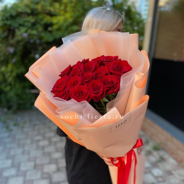 15 голландских роз в оформлении в Калининграде