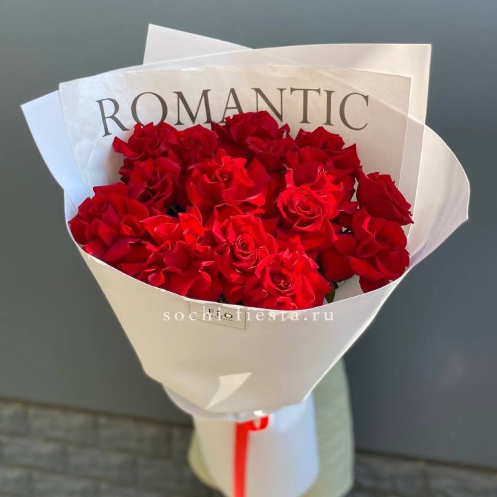19 высоких роз в оформлении в Калининграде