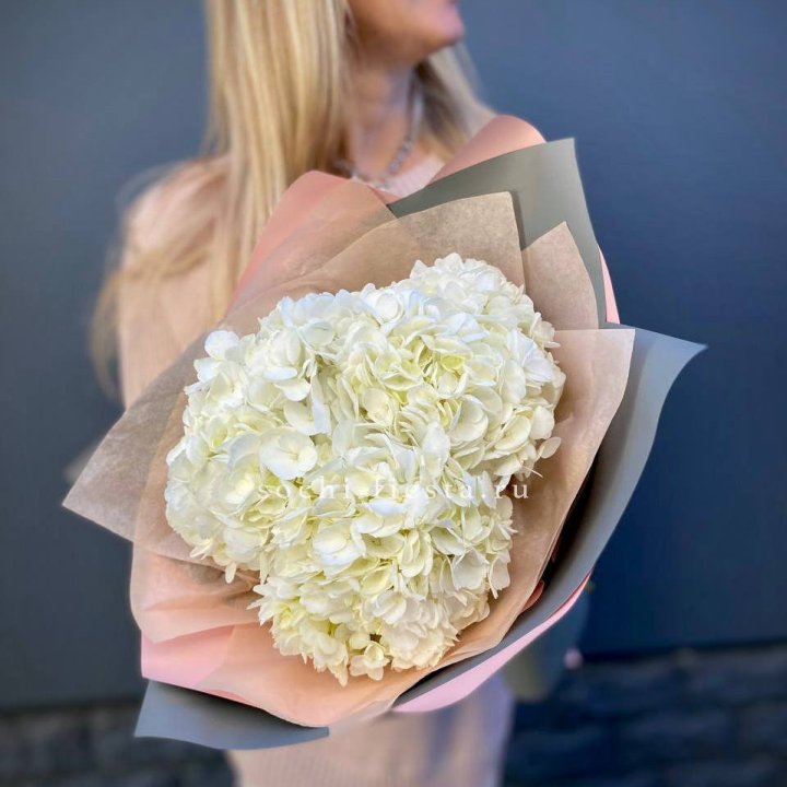 Букет из трёх белых гортензий в Калининграде