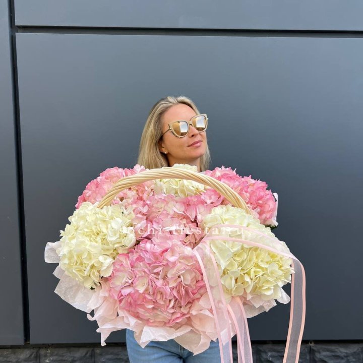 7 гортензий в корзине в Калининграде