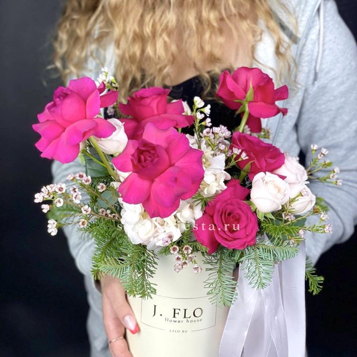 Новогодняя композиция в коробке пинк розе в Калининграде