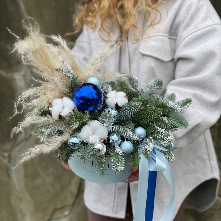 Новогодняя композиция в коробке блю в Калининграде