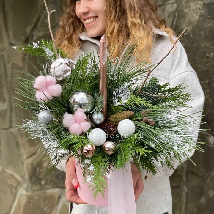 Новогодняя композиция в коробке пинк в Калининграде