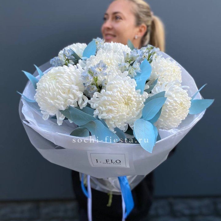 Букет хризантем Бигуди и дельфиниума  в Калининграде