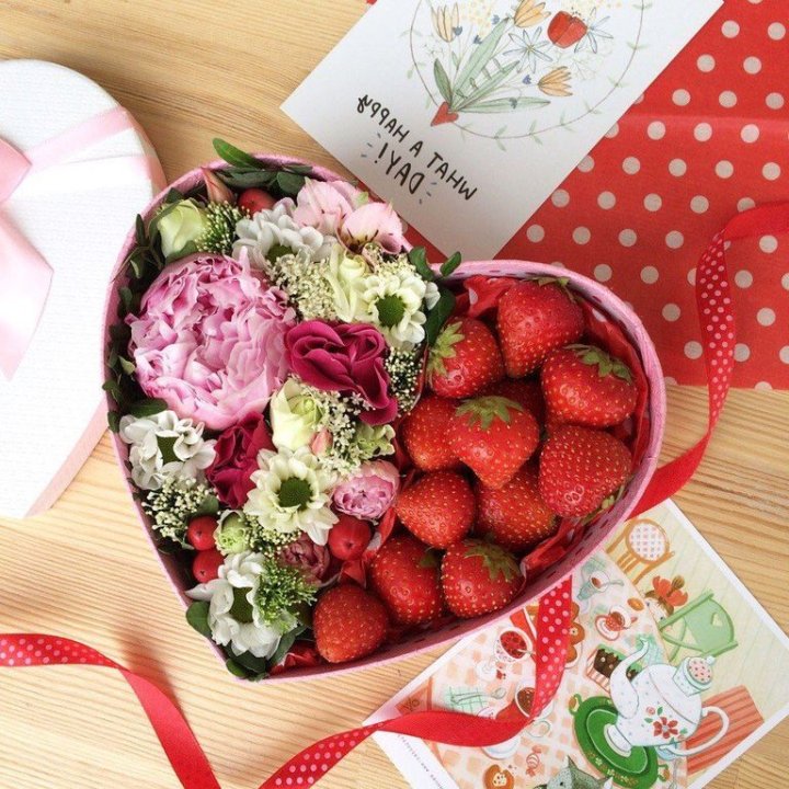 Бокс с клубникой и цветами в Калининграде