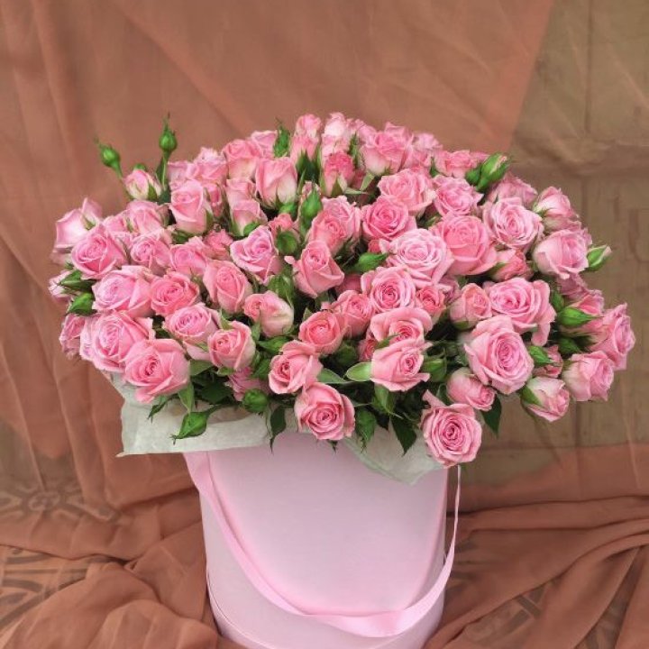 Кустовые розы в коробке в Калининграде