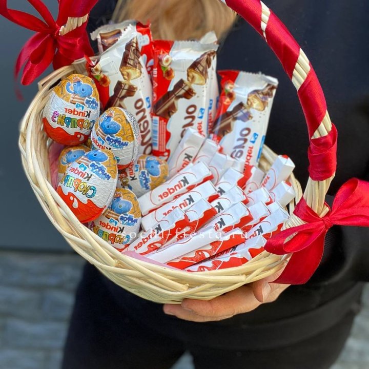 Корзина с киндерами  в Калининграде