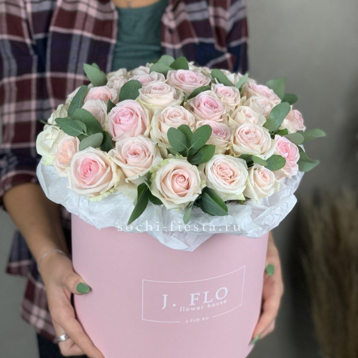 35 розовых роз в цилиндре в Калининграде