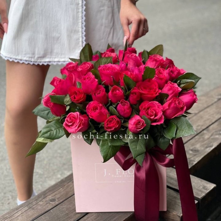 55 алых роз в кубе в Калининграде