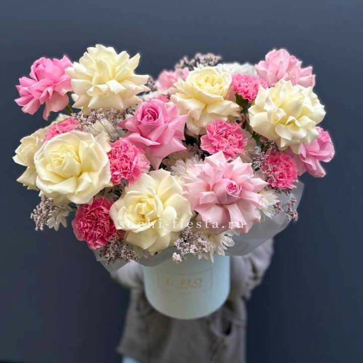 Коробка французских роз и диантусов "Бони" в Калининграде