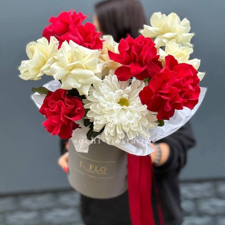 Французские розы с хризантемой в боксе в Калининграде