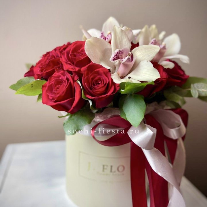 Розы и орхидеи в боксе в Калининграде