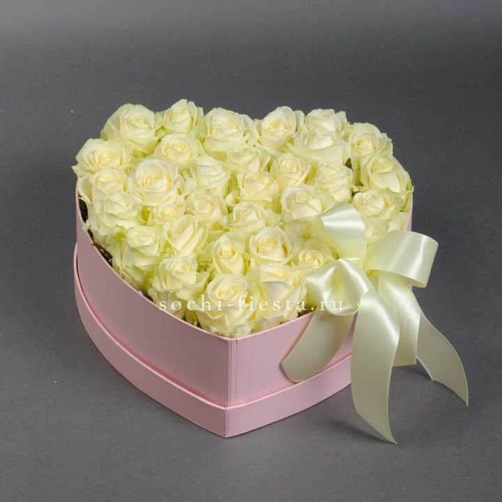 35 белых роз в коробке "Сердце" в Калининграде
