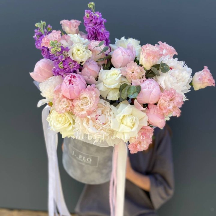 Дизайнерский цилиндр с пионами "Ривьера" в Калининграде