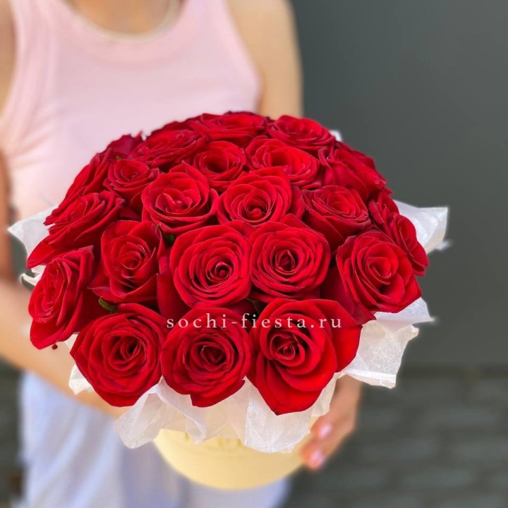 Красные розы в цилиндре в Калининграде