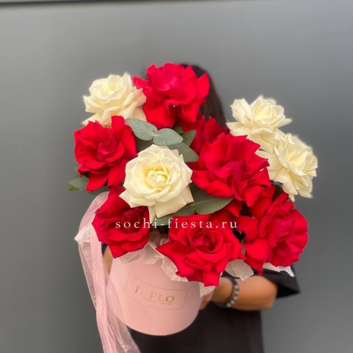13 Французских роз в боксе в Калининграде