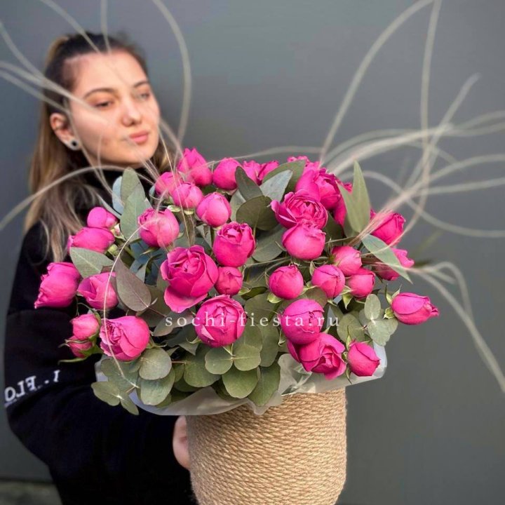 Пионовидные розы Мисти Бабблс в джутовом кашпо в Калининграде