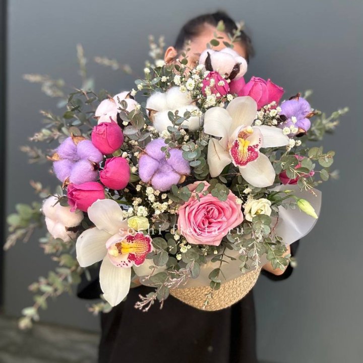 Орхидея и розы в джутовом кашпо в Калининграде