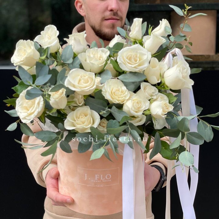 41 белая роз в бархатном боксе в Калининграде