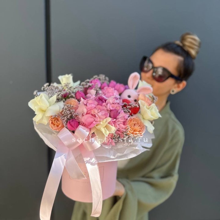 Дизайнерский цилиндр с игрушкой "Лола" в Калининграде