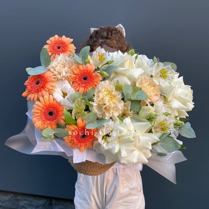 Розы и герберы в джутовом кашпо "Георгино" в Калининграде