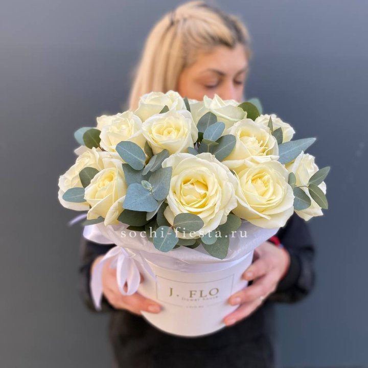 15 белых роз в боксе в Калининграде