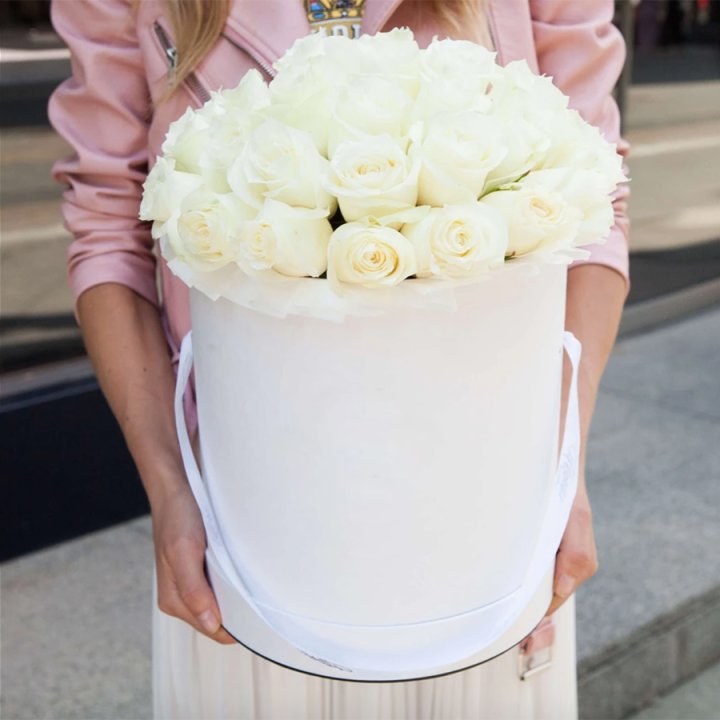 35 белых роз в цилиндре в Калининграде