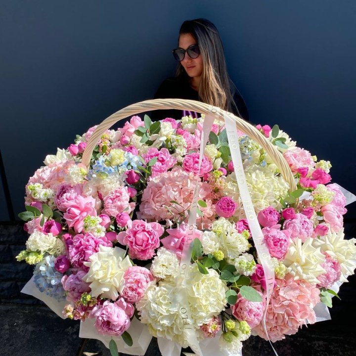 Цветочная корзина из пионов и пионовидных роз "Перфекте" в Калининграде