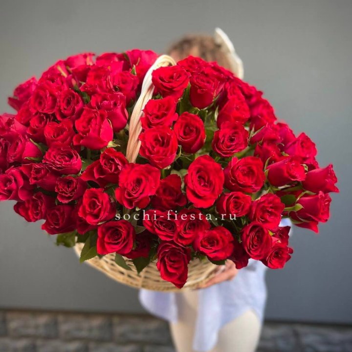 121 красная роза в корзине   в Калининграде
