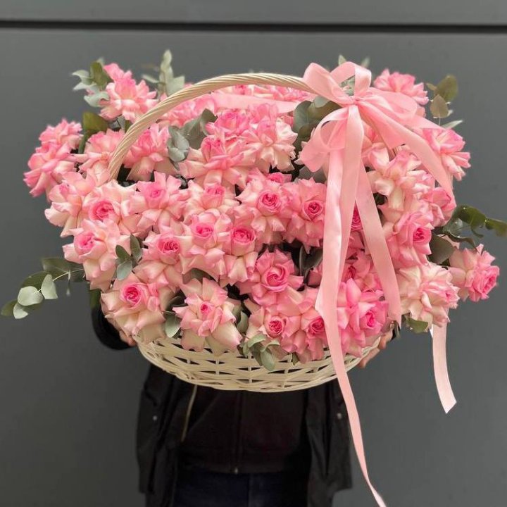 51 розовая роза в корзине в Калининграде