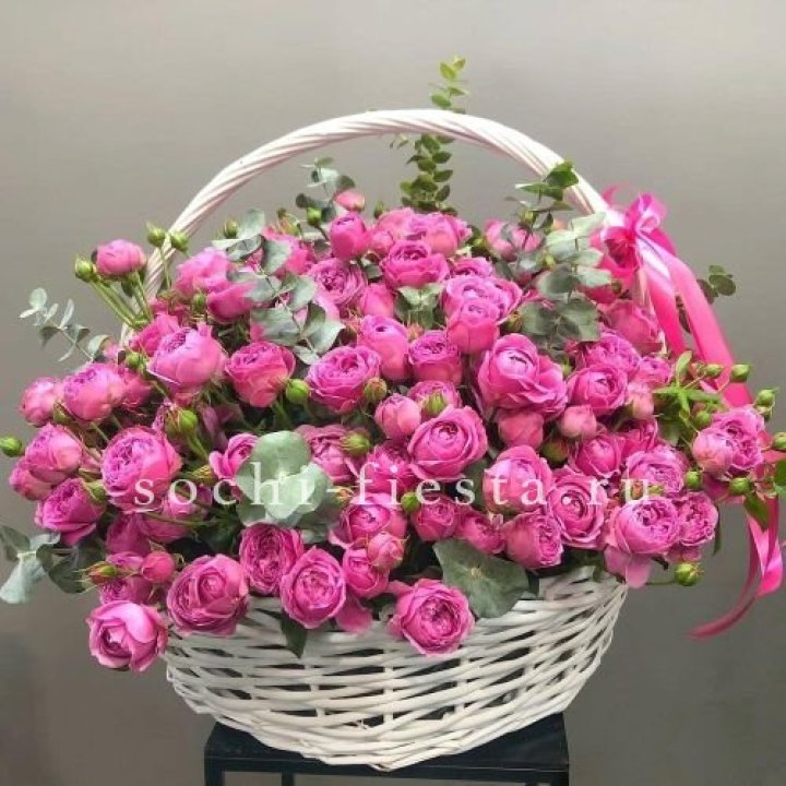 65 пионовидных кустовых роз в корзине в Калининграде