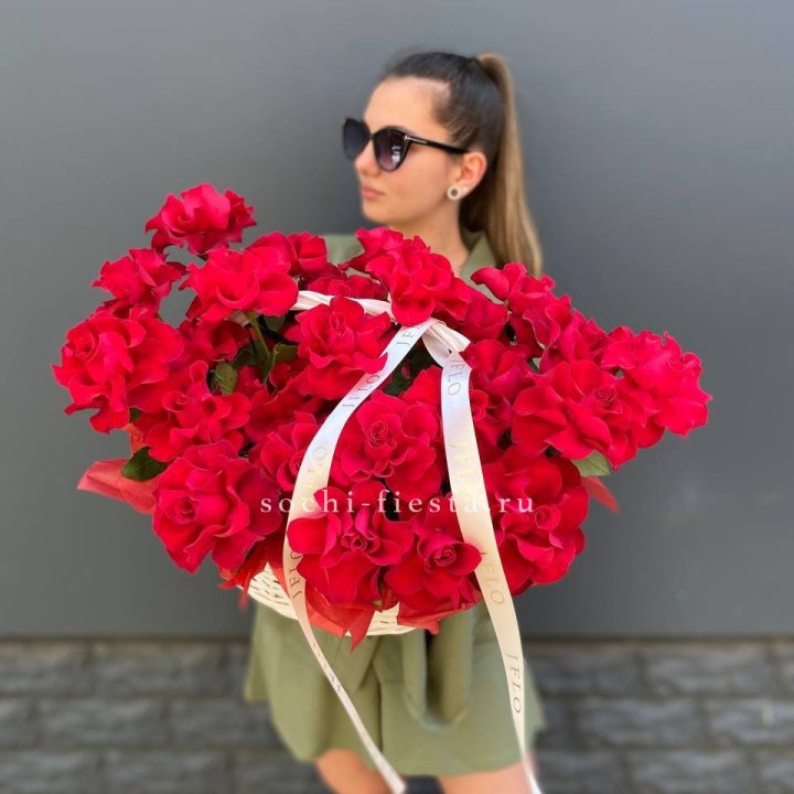 Красные французские розы в корзине в Калининграде