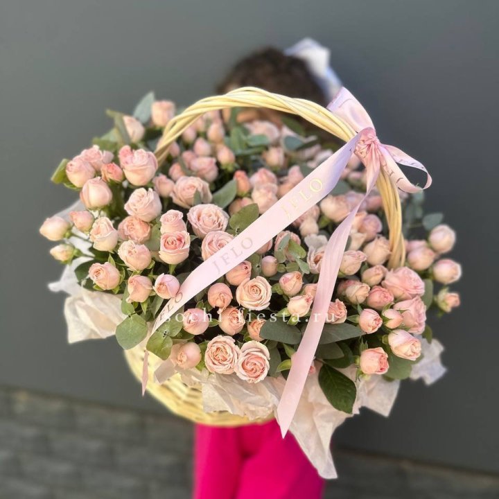 Корзина кустовых пионовидных роз в Калининграде