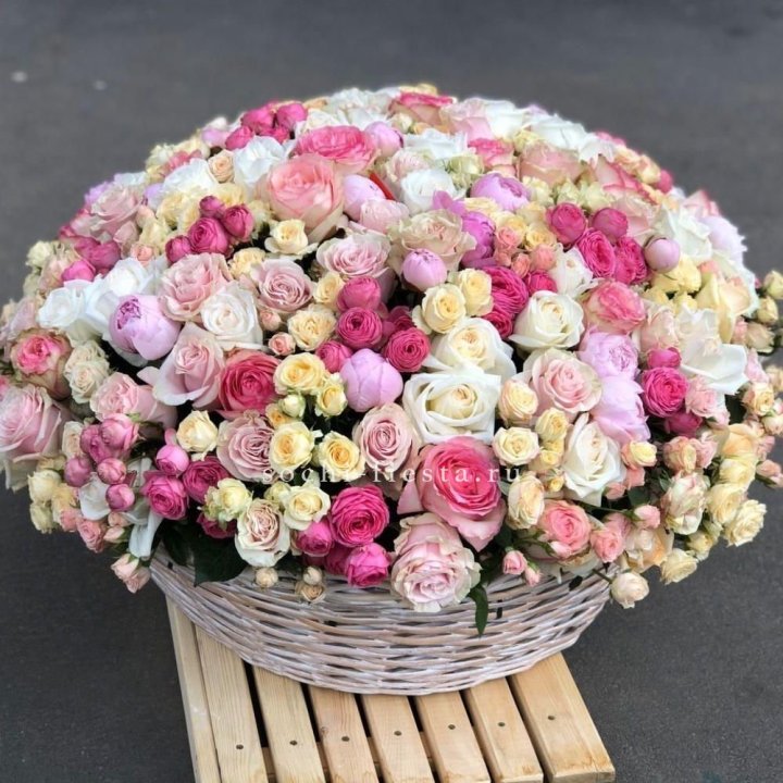 Цветочная корзина из пионов и пионовидных роз "Юниверсити" в Калининграде