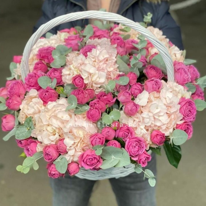 Корзина с гортензией и Мисти Баблс в Калининграде