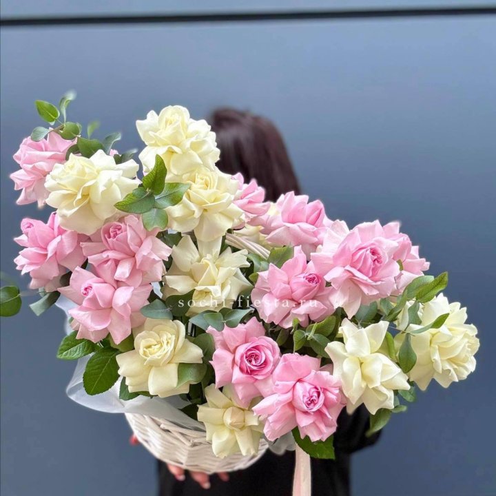 25 Французских роз в корзине в Калининграде