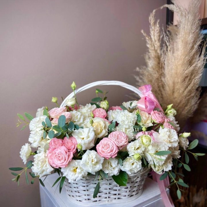 Цветочная корзина "Пинки вайт" в Калининграде