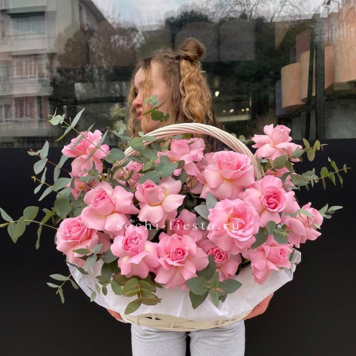 25 роз в цветочной корзине  в Калининграде