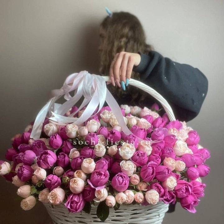 Премиум корзина пионовидных кустовых роз в Калининграде