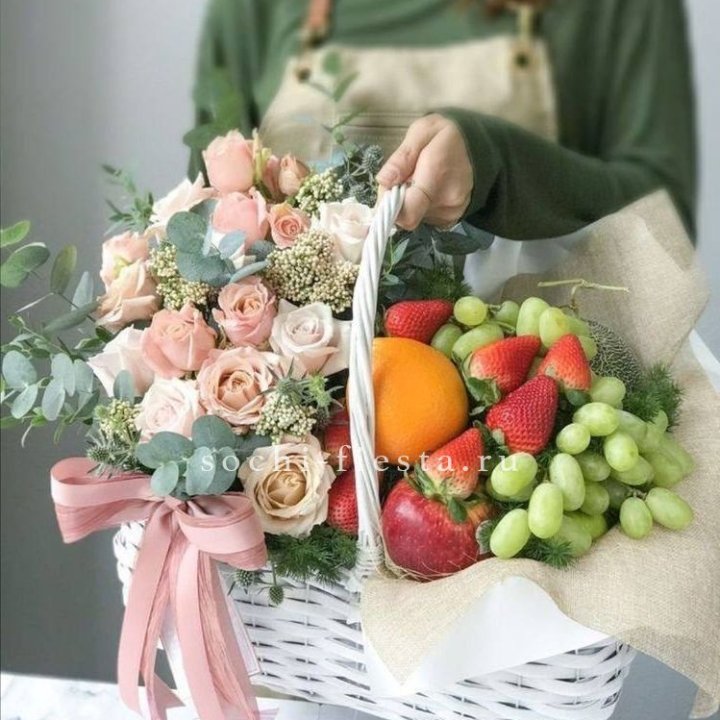 Фруктовая корзина c цветами в Калининграде