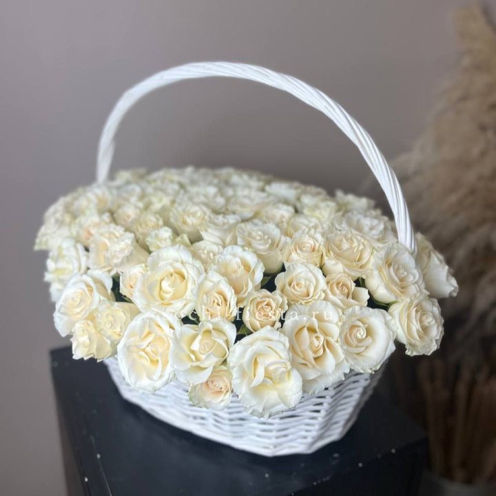 101 белая роза в корзине в Калининграде
