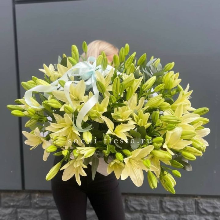 Лилии в корзине в Калининграде